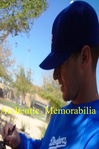 Chad Billingsley Autographing Los Angeles Dodgers White Jersey W / Dokaz, na slici Chad potpisivanje za nas, All Star, Los Angeles