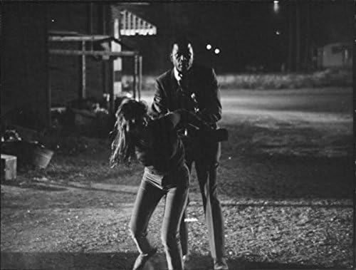 Vintage fotografija Sidneya Poitiera u filmskoj sceni iz filma u vrelini noći.
